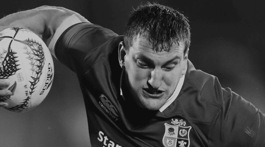 Sam Warburton playing rugby.